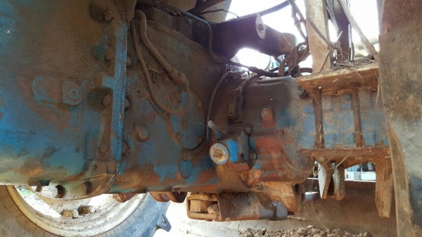 ขายตามสภาพ รถไถ 2 เพลา FORD 8340 คานหน้า CARRARO ไม่มีเพลากลาง ปั้มดีเซล และไดสตาร์ท เอกสารเล่มทะเบียนครบ