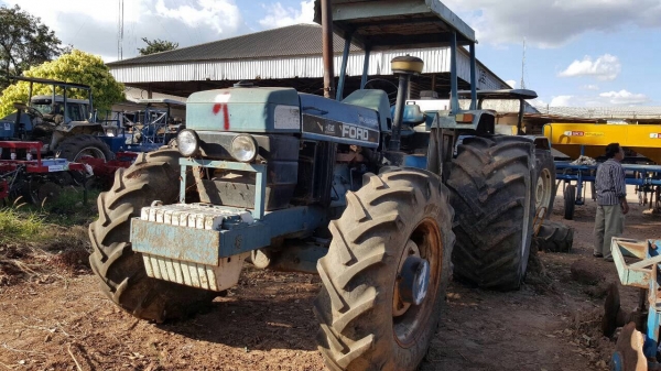 ขายตามสภาพ รถไถ 2 เพลา FORD 8340 คานหน้า CARRARO ไม่มีเพลากลาง ปั้มดีเซล และไดสตาร์ท เอกสารเล่มทะเบียนครบ