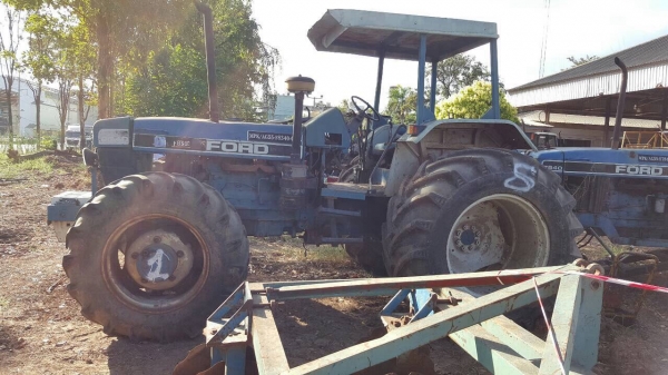 ขายตามสภาพ รถไถ 2 เพลา FORD 8340 คานหน้า CARRARO ไม่มีเพลากลาง ปั้มดีเซล และไดสตาร์ท เอกสารเล่มทะเบียนครบ