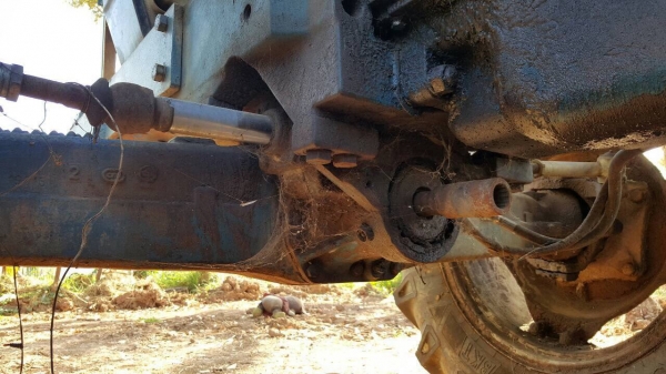 ขายตามสภาพ รถไถ 2 เพลา FORD 8340 คานหน้า CARRARO ไม่มีเพลากลาง ปั้มดีเซล และไดสตาร์ท เอกสารเล่มทะเบียนครบ