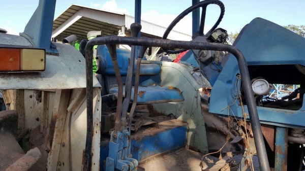 ขายตามสภาพ รถไถ 2 เพลา FORD 8340 คานหน้า CARRARO ไม่มีเพลากลาง ปั้มดีเซล และไดสตาร์ท เอกสารเล่มทะเบียนครบ