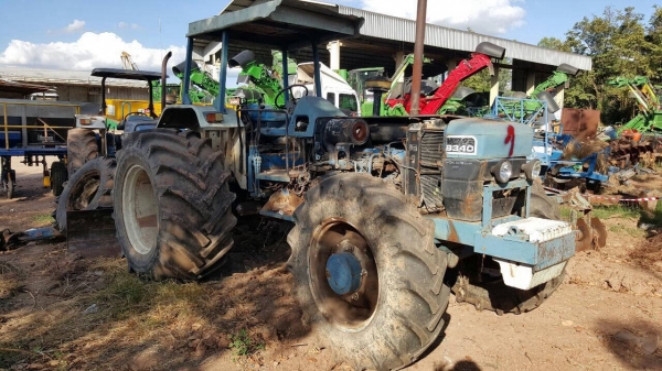 ขายตามสภาพ รถไถ 2 เพลา FORD 8340 คานหน้า CARRARO ไม่มีเพลากลาง ปั้มดีเซล และไดสตาร์ท เอกสารเล่มทะเบียนครบ