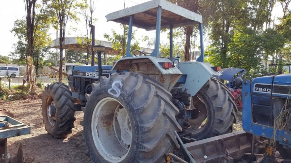 ขายตามสภาพ รถไถ 2 เพลา FORD 8340 คานหน้า CARRARO ไม่มีเพลากลาง ปั้มดีเซล และไดสตาร์ท เอกสารเล่มทะเบียนครบ