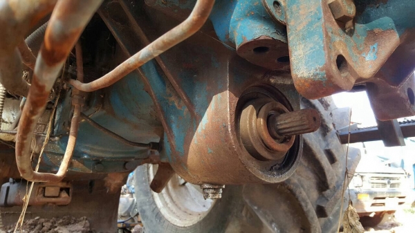 ขายตามสภาพ รถไถ 2 เพลา FORD 8340 คานหน้า CARRARO ไม่มีเพลากลาง ปั้มดีเซล และไดสตาร์ท เอกสารเล่มทะเบียนครบ