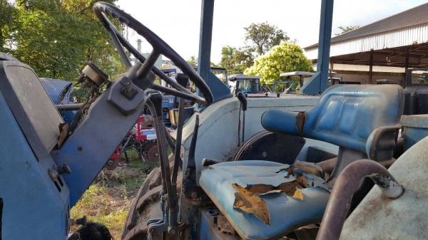 ขายตามสภาพ รถไถ 2 เพลา FORD 8340 คานหน้า CARRARO ไม่มีเพลากลาง ปั้มดีเซล และไดสตาร์ท เอกสารเล่มทะเบียนครบ