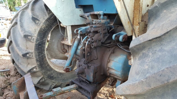 ขายตามสภาพ รถไถ 2 เพลา FORD 8340 คานหน้า CARRARO ไม่มีเพลากลาง ปั้มดีเซล และไดสตาร์ท เอกสารเล่มทะเบียนครบ