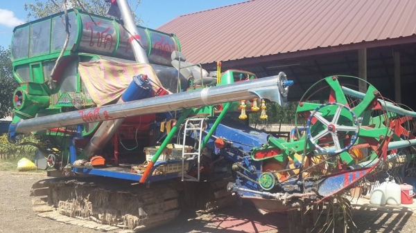 ขายรถเกี่ยวข้าวศักดิ์พัฒนา195เทอร์โบว์ ฝาส้ม ช่วงล่าง10โซ่ดี ปั๊ม23 อุ้มแสตนเลส อุ้มข้าว2.5ตัน สภาพพร้อมเกี่ยว