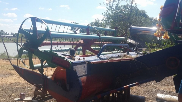 ขายรถเกี่ยวข้าวศักดิ์พัฒนา195เทอร์โบว์ ฝาส้ม ช่วงล่าง10โซ่ดี ปั๊ม23 อุ้มแสตนเลส อุ้มข้าว2.5ตัน สภาพพร้อมเกี่ยว ขายรถเกี่ยวข้าวศักดิ์พัฒนา195เทอร์โบว์ ฝาส้ม ช่วงล่าง10โซ่ดี ปั๊ม23 อุ้มแสตนเลส อุ้มข้าว2.5ตัน สภาพพร้อมเกี่ยว