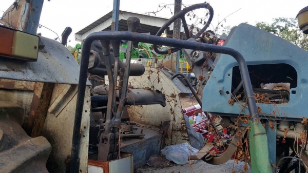 ขายตามสภาพ รถไถ 2 เพลา FORD 8340 คานหน้า CARRARO ไม่มีเพลากลาง และไดสตาร์ท เอกสารเล่มทะเบียนครบ ราคาคุยได้ครับ ขายตามสภาพ รถไถ 2 เพลา FORD 8340 คานหน้า CARRARO ไม่มีเพลากลาง และไดสตาร์ท เอกสารเล่มทะเบียนครบ ราคาคุยได้ครับ