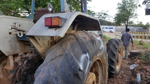 ขายตามสภาพ รถไถ 2 เพลา FORD 8340 คานหน้า CARRARO ไม่มีเพลากลาง หม้อน้ำ และไดสตาร์ท เอกสารเล่มทะเบียนครบ ราคาคุยได้ครับ