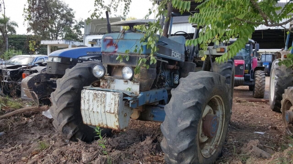 ขายตามสภาพ รถไถ 2 เพลา FORD 8340 คานหน้า CARRARO ไม่มีเพลากลาง หม้อน้ำ และไดสตาร์ท เอกสารเล่มทะเบียนครบ ราคาคุยได้ครับ