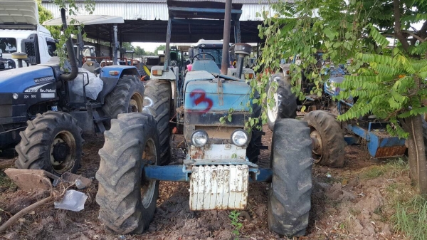 ขายตามสภาพ รถไถ 2 เพลา FORD 8340 คานหน้า CARRARO ไม่มีเพลากลาง หม้อน้ำ และไดสตาร์ท เอกสารเล่มทะเบียนครบ ราคาคุยได้ครับ