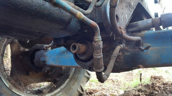 ขายตามสภาพ รถไถ 2 เพลา FORD 8340 คานหน้า CARRARO ไม่มีเพลากลาง หม้อน้ำ และไดสตาร์ท เอกสารเล่มทะเบียนครบ ราคาคุยได้ครับ