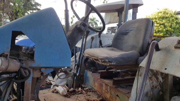 ขายตามสภาพ รถไถ 2 เพลา FORD 8340 คานหน้า CARRARO ไม่มีเพลากลาง หม้อน้ำ และไดสตาร์ท เอกสารเล่มทะเบียนครบ ราคาคุยได้ครับ