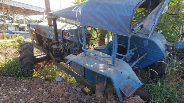 ขายตามสภาพ รถไถ 2 เพลา FORD New Holland 6640 เอกสารเล่มทะเบียนครบ ขาดล้อหลัง 1 ข้าง ไม่มีไดสตาร์ท ชุดเฟืองคานหน้าถอดแล้ว ราคาต่อรองได้ครับ ขายตามสภาพ รถไถ 2 เพลา FORD New Holland 6640 เอกสารเล่มทะเบียนครบ ขาดล้อหลัง 1 ข้าง ไม่มีไดสตาร์ท ชุดเฟืองคานหน้าถอดแล้ว ราคาต่อรองได้ครับ
