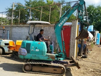 รถขุด แบคโฮ KOMATSU : PC 20-7E บูมอาร์ม หัวกระแทกในตัว ใช้งานง่าย จะขุดจะเจาะ ก็สะดวก