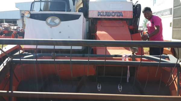 ลดแบบสุดๆๆครับ ขายรถเกี่ยวข้าว DC 60  ปี 52  ราคา 230,000   ไม่มีทะเบียนนะครับรุ่นนี