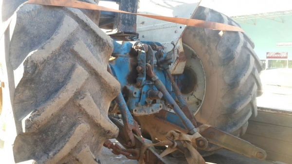 ขายรถฟอร์ด 5000 ขายรถฟอร์ด 5000