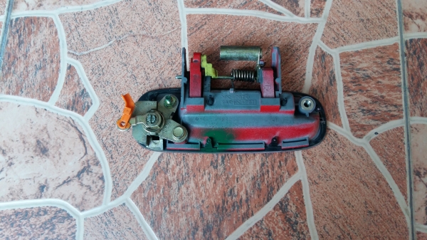 มือเปิดประตูหน้าด้านนอก ข้างซ้ายของ TOYOTA COROLLA AE111