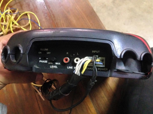 Subbox JVC แอมป์ในตัว วางใต้เบาะ กรอบมีรอยร้าว ไม่มีผลต่อการใช้งาน
