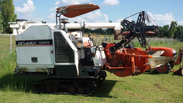 ขายรถเกี่ยวข้าว DC 68 พร้อมเล่ม  ราคา 300000