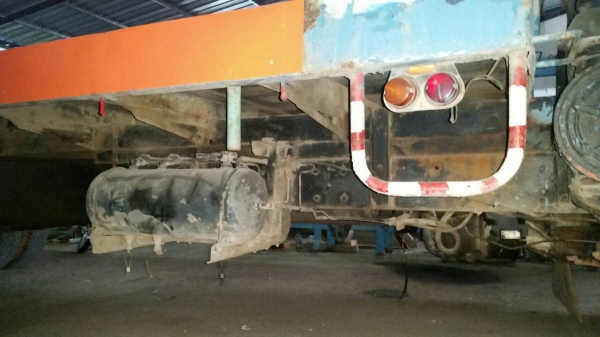 รถอีซูซุ 10 ล้อ พื้นเรียบ 165 แรงม้า.  ปี 40    สนใจติดต่อ  081 - 6079515