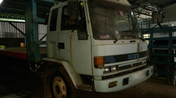 รถอีซูซุ 10 ล้อ พื้นเรียบ 165 แรงม้า.  ปี 40    สนใจติดต่อ  081 - 6079515