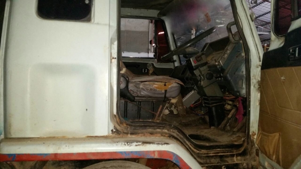 รถอีซูซุ 10 ล้อ พื้นเรียบ 165 แรงม้า.  ปี 40    สนใจติดต่อ  081 - 6079515