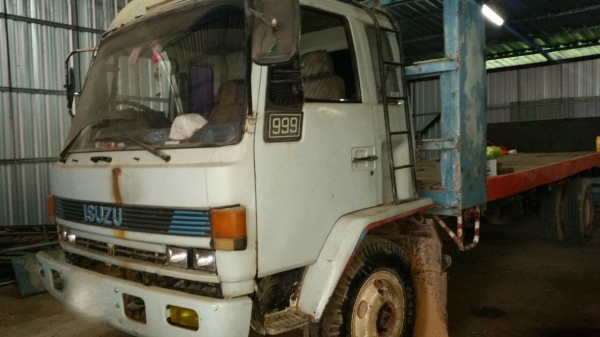 รถอีซูซุ 10 ล้อ พื้นเรียบ 165 แรงม้า.  ปี 40    สนใจติดต่อ  081 - 6079515