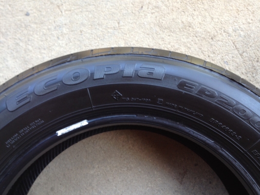 ยางBRIDGESTONE 175 65 R15ลงพื้นจริงปี2015สภาพสวยมากดอกเยอะมาก90\%