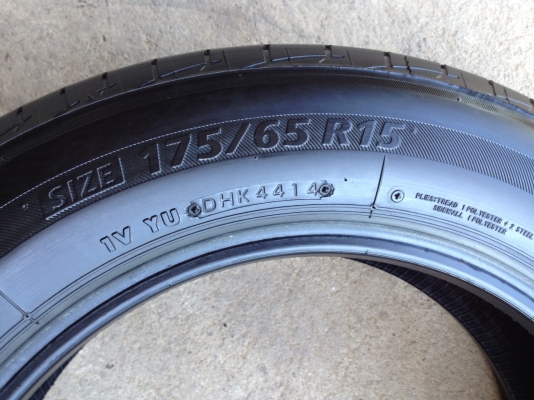 ยางBRIDGESTONE 175 65 R15ลงพื้นจริงปี2015สภาพสวยมากดอกเยอะมาก90\%