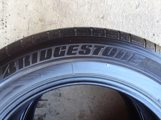 ยางBRIDGESTONE 215 60R16ปี2014 สภาพสวยดอกเยอะถูกๆ 1คู่