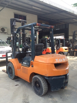 รถฟอล์คลิฟท์ โตโยต้า รุ่น 7 เสา 4 เมตร ดีเซล พร้อมใช้งานครับ