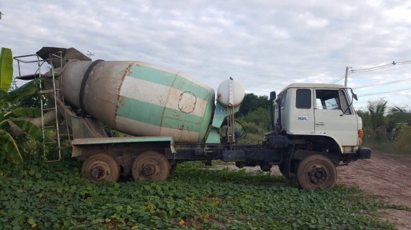 ขายรถโม่ปูน 5 คิว 10 ล้อ 2 เพลา เครื่อง PE6-T 290 แรงม้า เอกสารเล่มทะเบียนพร้อม ยางมีให้ครบนะครับ ราคาคุยได้