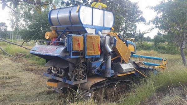 ขายรถเกี่ยวข้าว เกษตรพัฒนาไอ้หนุ่มไวไฟ ช่วงล่าง12นอก ปั๊ม23 เครื่องอีซูซุ230โบว์ พร้อมลงลุยเกี่ยว ตู้ใหม่ โซ่เต็ม