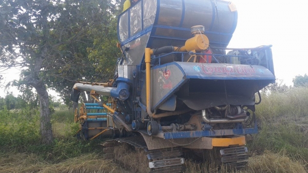 ขายรถเกี่ยวข้าว เกษตรพัฒนาไอ้หนุ่มไวไฟ ช่วงล่าง12นอก ปั๊ม23 เครื่องอีซูซุ230โบว์ พร้อมลงลุยเกี่ยว ตู้ใหม่ โซ่เต็ม