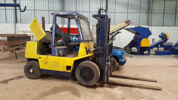 ขายแพคคู่ 2 คัน รถฟอร์คลิฟต์ TCM FD40 ยกได้ 4 ตัน เช็คแค่ระบบไฮดรอริคใช้งานได้เลย ราคาต่อรองได้ครับ