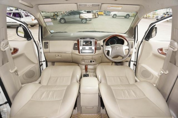 2011 TOYOTA INNOVA 2.0 V
