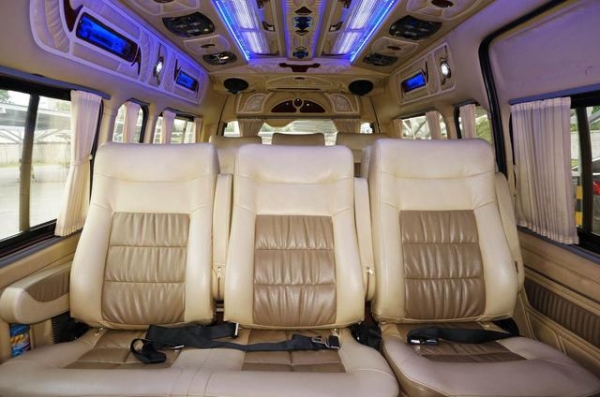 TOYOTA COMMUTER 2.5 D4D หลังคาสูง TOYOTA COMMUTER 2.5 D4D หลังคาสูง