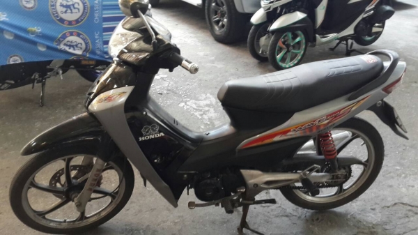 ขายเวฟ 100 S U-BOX ปี 49 สตาร์ทเท้า เครื่องดีไม่หลวม สภาพภายนอกใช้ได้ เล่มพร้อมชุดโอน