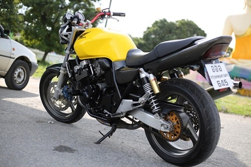 .ขาย cb400 tec 1 ปี2000 เครื่องดีวิ่งเต็มไมล์180 เทคเปิดทุกเกียร์ ของแต่งเยอะ