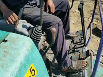 รถขุด แบคโฮ KOMATSU : PC 30-7E บูมอาร์ม หัวกระแทกในตัวใช้งานง่าย จะขุดจะเจาะ ก็สะดวก รถขุด แบคโฮ KOMATSU : PC 30-7E บูมอาร์ม หัวกระแทกในตัวใช้งานง่าย จะขุดจะเจาะ ก็สะดวก