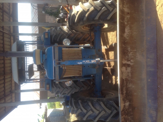 ขายครับ รถไถ FORD 6410 4x4 รถบ้านมือเดียว เครื่องดีเกียร์ดี ยาง90\% สวยๆพร้อมใช้งานเลยครับ มีทะเบียนพร้อมโอนเลยครับ ยังไม่มีคนมาดูรถเลยนะครับ