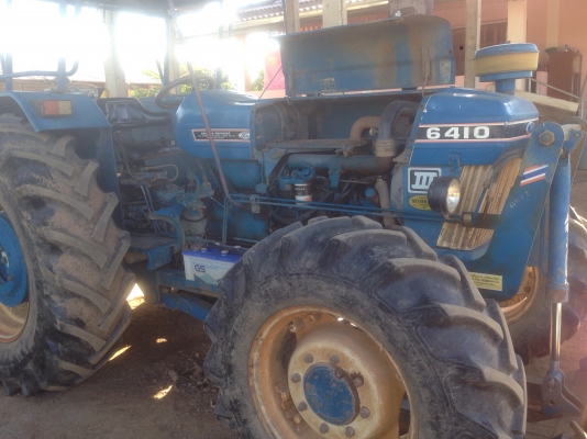 ขายครับ รถไถ FORD 6410 4x4 รถบ้านมือเดียว เครื่องดีเกียร์ดี ยาง90\% สวยๆพร้อมใช้งานเลยครับ มีทะเบียนพร้อมโอนเลยครับ ยังไม่มีคนมาดูรถเลยนะครับ
