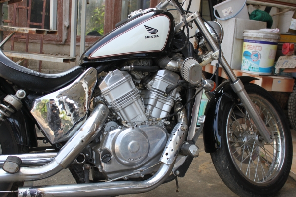 ขาย honda bros400 2สูบ  แต่งแนวDark Custom มีทะเบียนแท้