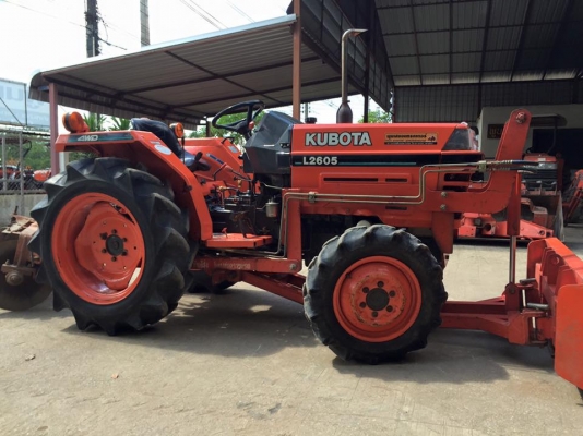 ขายรถไถ Kubota L2605 (4WD) 2เพลา รถไร่สีเดิม พร้อมใบมีดและผานพรวน รถพร้อมใช้งาน ขายรถไถ Kubota L2605 (4WD) 2เพลา รถไร่สีเดิม พร้อมใบมีดและผานพรวน รถพร้อมใช้งาน