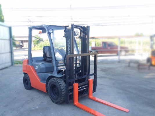 ขายโฟล์คลิฟท์ TOYOTA รุ่น 8 ยก 2.5 ตัน 3 เมตรเครื่องยนต์ ดีเซล 2Z เกียร์ออโต้พร้อมใช้งาน 094-426-7888 จะเด็ด