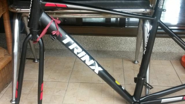 ขายเฟรมจักรยาน TRINX R600 ราคา4,000 &mdash; กรุงเทพมหานคร เสือหมอบ มือสอง สภาพใหม่ มีรอยตามรูป ใช้ไม่เกิน100โล ขายเฟรมจักรยาน TRINX : R600  - เฟรมอลูมิเนียม - สี ดำด้านแดงขาว  ราคา 4000 บาท  ***ส่งฟรี***  สนใจ สอบถามเพิ่มเติม 0886033499 หรือ line : pinkaz