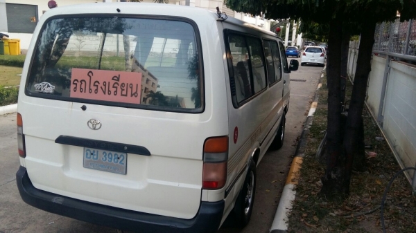 ฝากขายรถตู้โตโยต้าหัวจรวดสีขาวเดิมๆ ปี97(ตาเหยี่ยวแท้) เครื่องดีเซล3L 2800 เกียร์ธรรมดา เครื่องดีมาก สายพานทามมิ่งเพิ่งเปลี่ยนใช้กันยาวๆ น้ำไม่ดัน