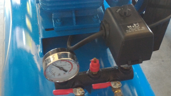 ปั๊มน้ำอัดลม MZB ใหม่ๆมีแค่สองตัว ถังขนาด 200 ลิตร มอเตอร์ขับขนาด 3 แรงม้า